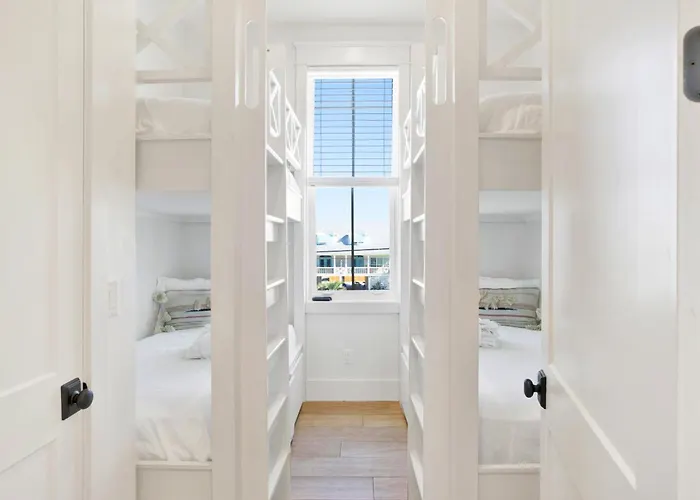 Seaside East 12 Bdrm, 115 Bath, Private Pools, Sleeps 36 Holiday home